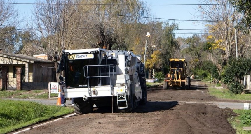 Barrio 9 de Julio: Abella supervisó el inicio de nuevas obras de asfalto