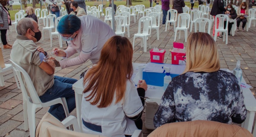   Cientos de vecinos se vacunaron contra la Gripe y la Neumon&iacute;a en la Plaza Eduardo Costa