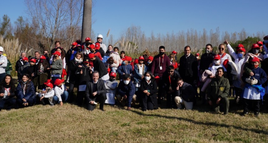 Mes del Ambiente: escuelas y organizaciones plantaron árboles en la Reserva Natural de Toyota en Zárate
