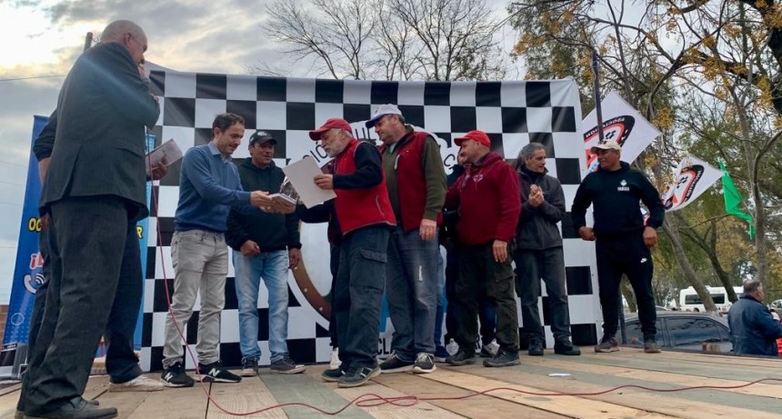 Abella acompañó un encuentro de autos multimarcas   