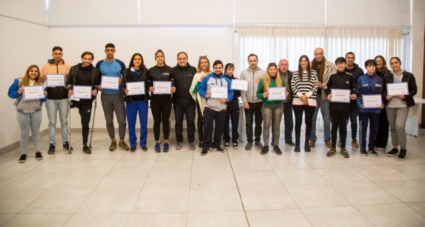 El Intendente entregó becas a deportistas de alto rendimiento deportivo 