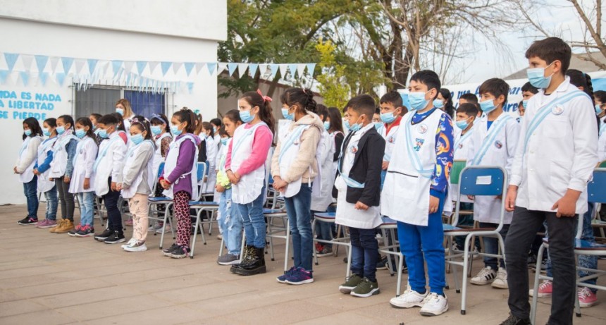 El Intendente la promesa a la bandera de alumnos de la Escuela Primaria de San Cayetano