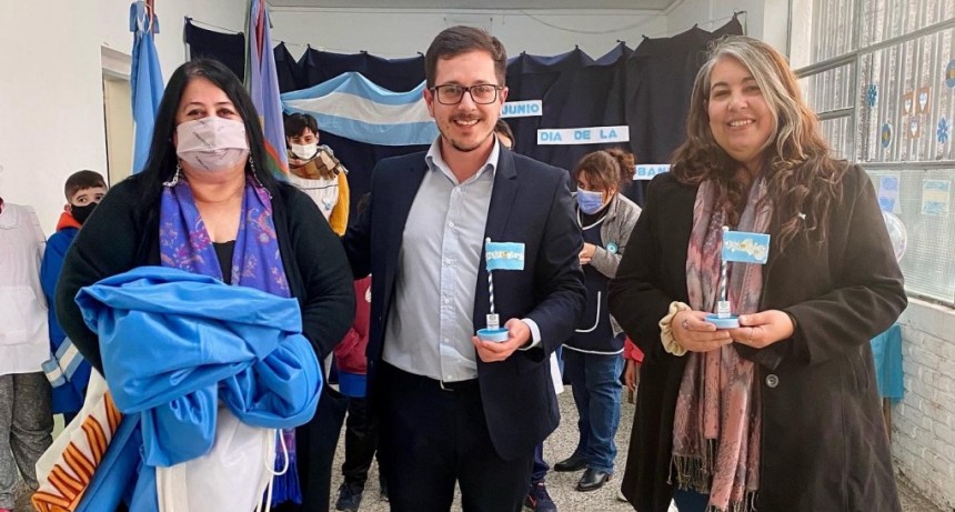 LA ESCUELA 501 CELEBRÓ EL DÍA DE LA BANDERA Y RECIBIÓ UNA NUEVA DE REGALO PARA EL MÁSTIL