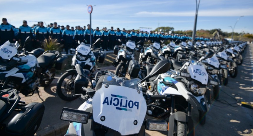 SEGURIDAD : Kicillof tomó juramento de fidelidad a la Bandera Nacional a cadetes de la Policía de la Provincia 