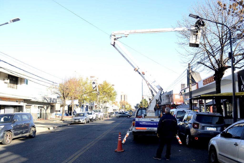 El plan municipal de reconversión de luminarias a LED ahora avanza por la avenida Mitre