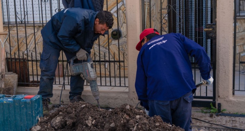 El Municipio comenzó las obras de conexión domiciliaria a la nueva red de cloacas en La Esperanza
