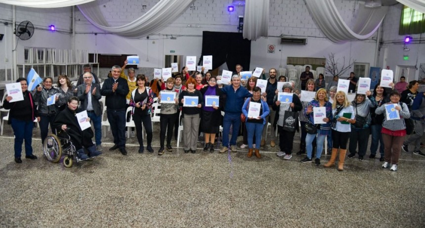 Carlos Ortega entregó en Campana 165 jubilaciones 