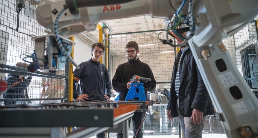 Estudiantes técnicos italianos compartieron un entrenamiento intensivo de robótica en la ETRR