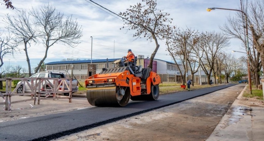 Abella supervisó el inicio de la obra de asfalto de la calle Viale