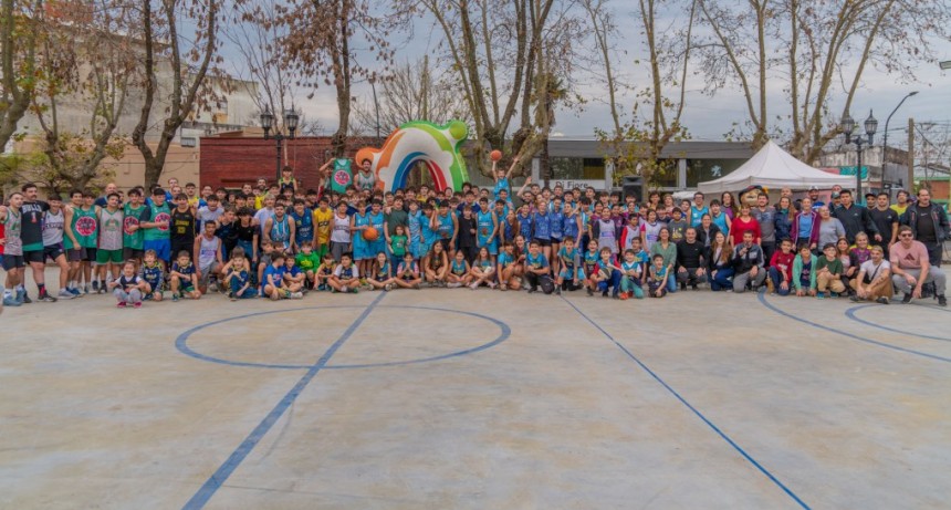 El Intendente y el básquet de la ciudad inauguraron la nueva cancha de la Plaza Italia