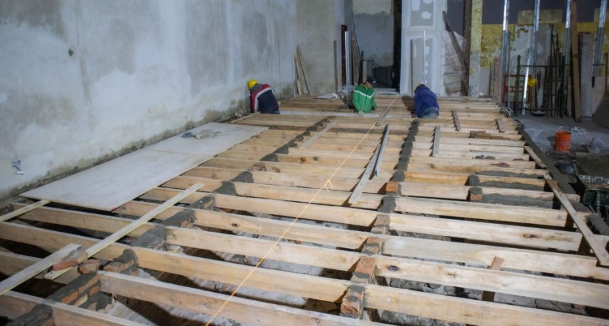 Junto a bailarines, Elisa Abella recorrió el avance de la remodelación del Teatro Pedro Barbero
