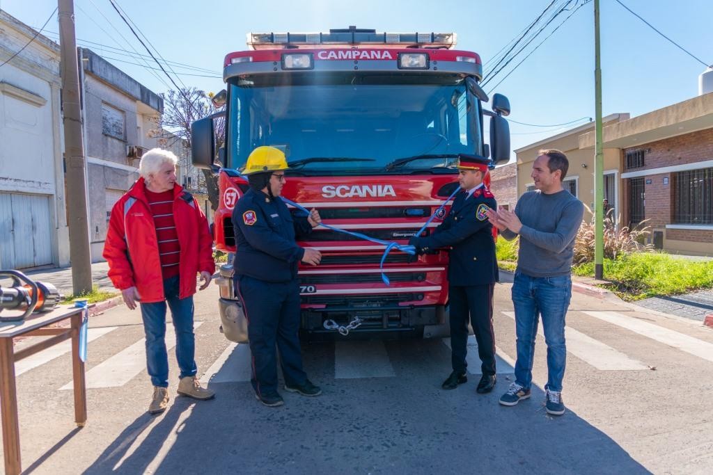 En el Día Nacional del Bomberos Voluntario, se presentó una nueva autobomba donada por el Municipio