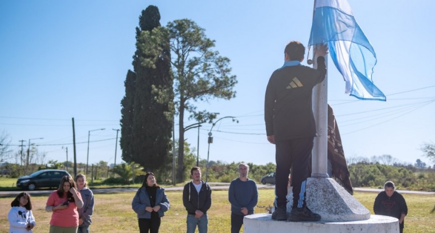 Unión por la Patria donó la nueva bandera para el mástil de Las Praderas