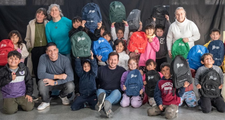 Kicillof envió mochilas y kits escolares para alumnos de San Felipe