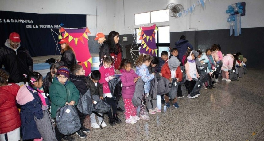Alumnos de las escuelas primarias de la ciudad recibieron mochilas y útiles escolares