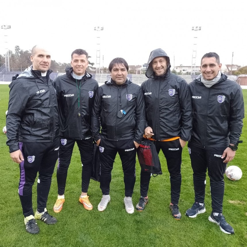 Raúl “Pacha” Cardozo dirigió el primer entrenamiento del plantel de Villa Dálmine