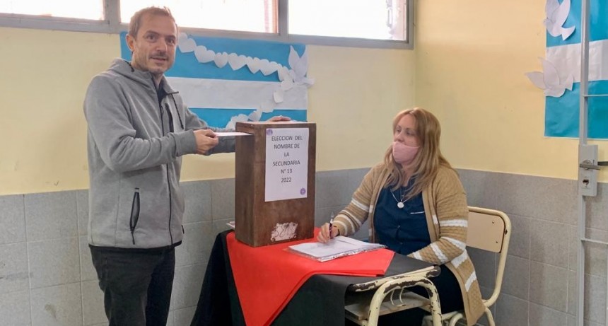   Abella participó de la votación del nombre de la Escuela Secundaria del barrio San Felipe 