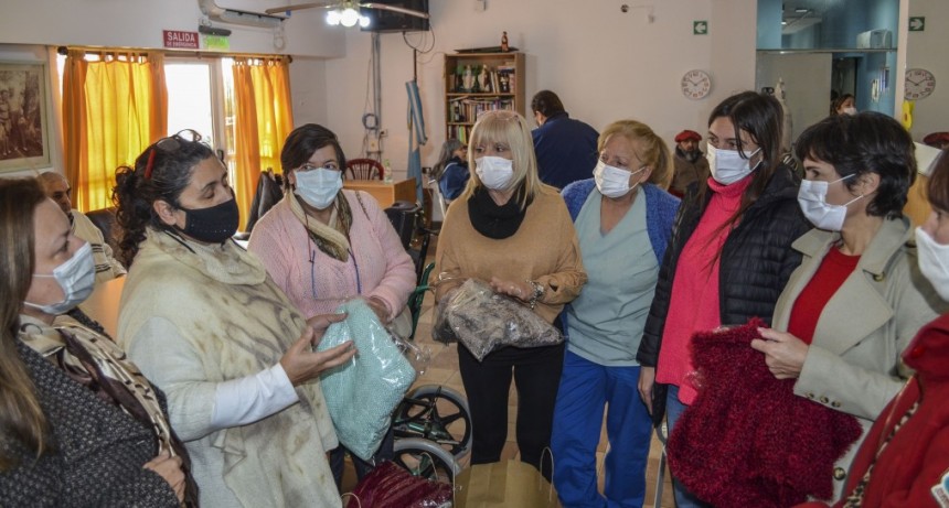 Un Curso Municipal de oficios donó mantas al Hogar de Ancianos