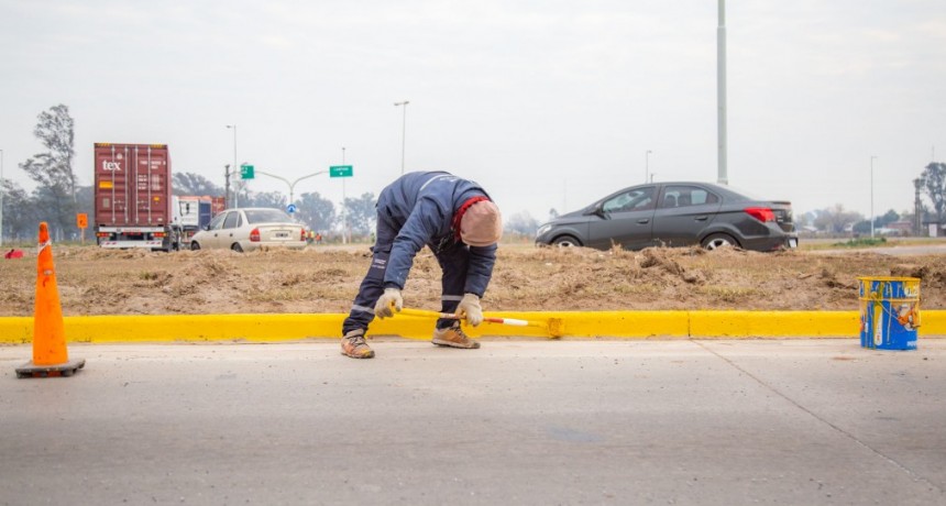 El Municipio concretó trabajos de limpieza y señalización vial en la rotonda de Las Acacias