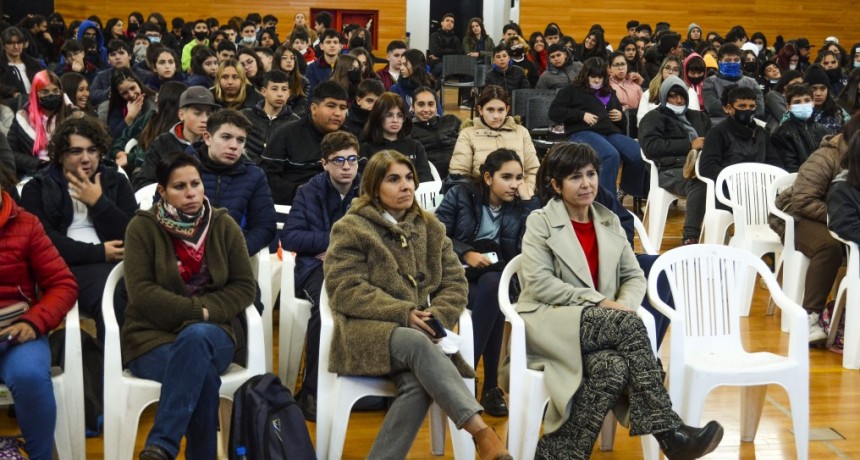  Cientos de alumnos participaron del segundo encuentro intercolegial de Adolescencia Activa