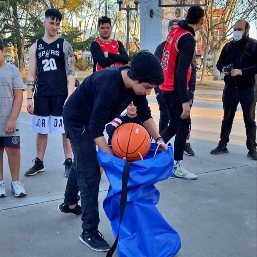 El equipo de básquet de la Plaza Italia recibió material deportivo y va por el sueño de la cancha pública