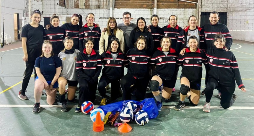 EQUIPO DE VOLEY FENIX RECIBIÓ MATERIAL DEPORTIVO PARA SUMAR A SUS ENTRENAMIENTOS