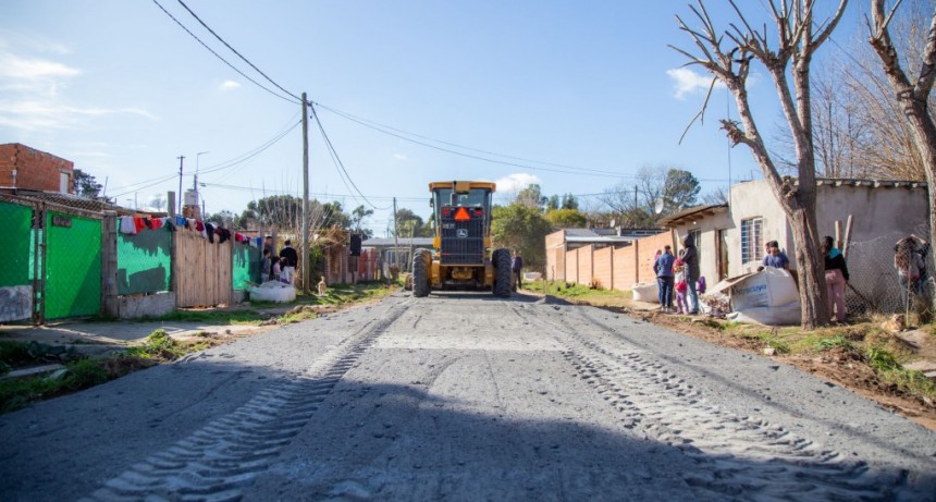 Otamendi: sigue la colocación de escoria y el barrio está cada vez más cerca de no tener calles de tierra