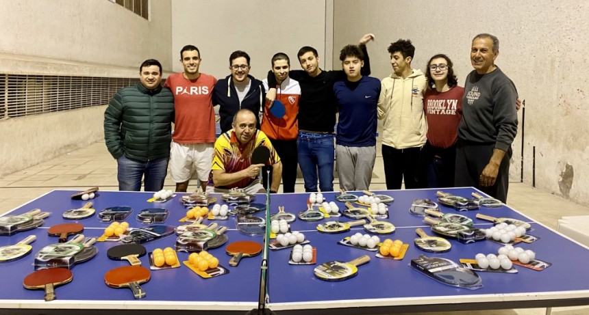 CON EL ESFUERZO DEL PROFESOR Y JUGADORES, EL EQUIPO DE TENIS DE MESA DE LA CIUDAD SIGUE CRECIENDO