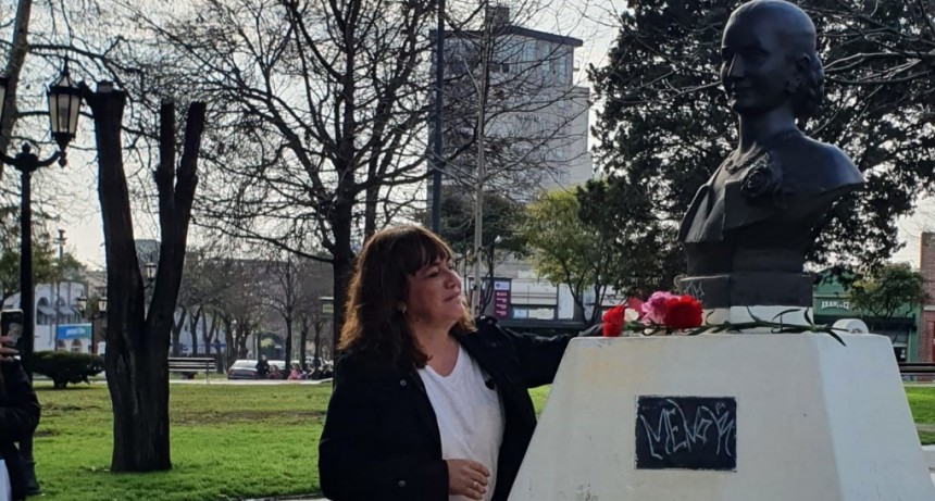 El Frente de Todos colocó 70 flores en homenaje a Evita