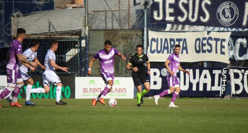 Villa Dálmine festeja este empate con una copa de vino