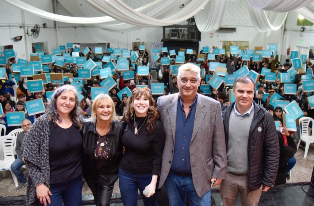 Conectar igualdad en Campana: Carlos Ortega entregó más de 1000 netbooks a estudiantes secundarios