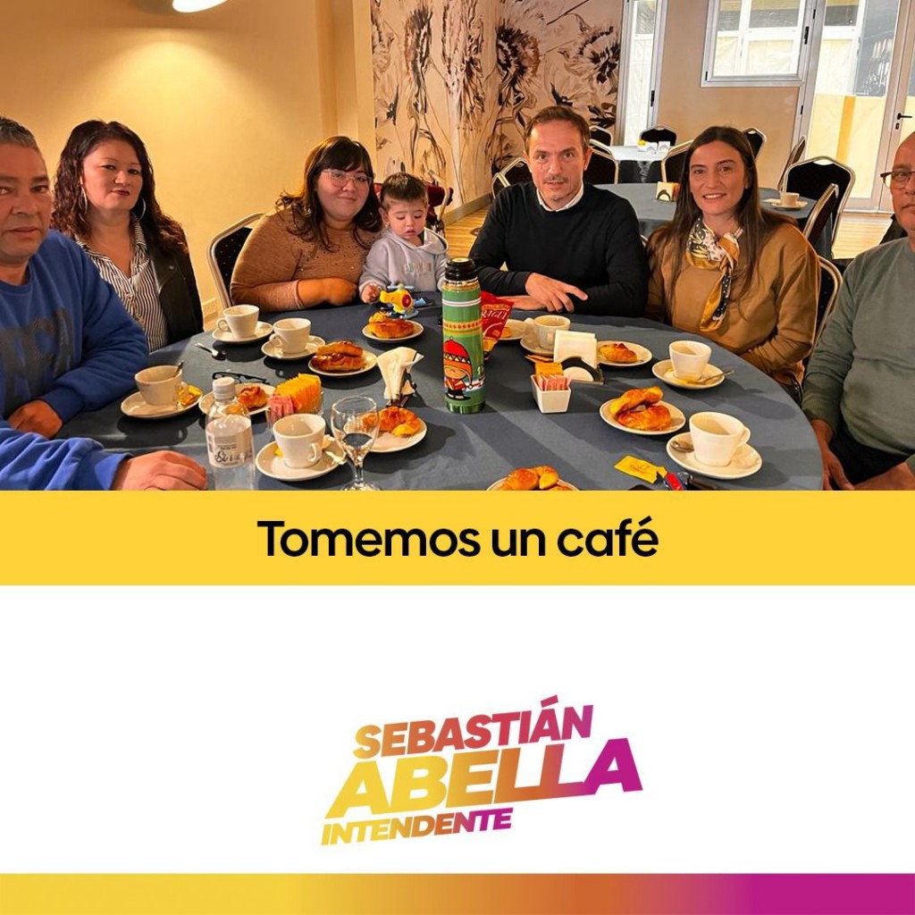 A diario, Abella comparte un café con vecinos para dialogar sobre la ciudad
