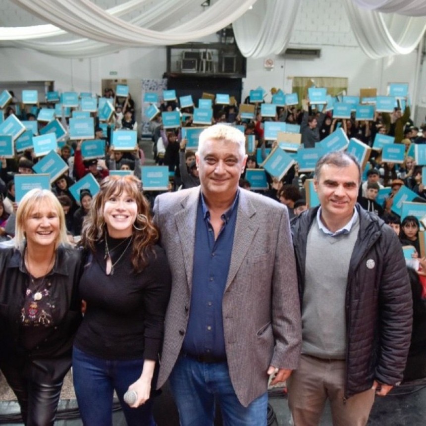 Conectar igualdad en Campana: Carlos Ortega entregó más de 1000 netbooks a estudiantes secundarios