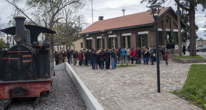 Abella encabezó la inauguración de la nueva plazoleta del ferrocarril en la Costanera