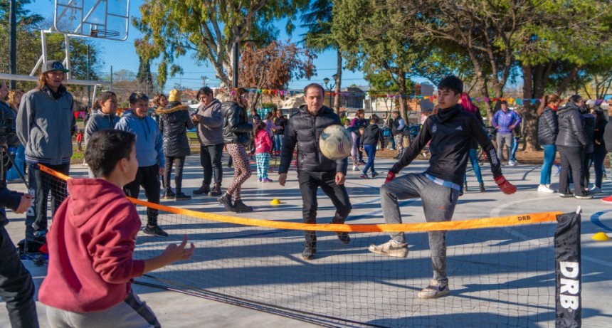 Junto a chicos del barrio, Abella inauguró un nuevo playón multideportivo en Villanueva