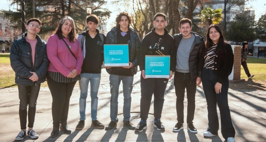 Alejo Sarna: “El programa Conectar Igualdad Bonaerense es un reconocimiento al esfuerzo y deseo de progreso de los y las pibas”