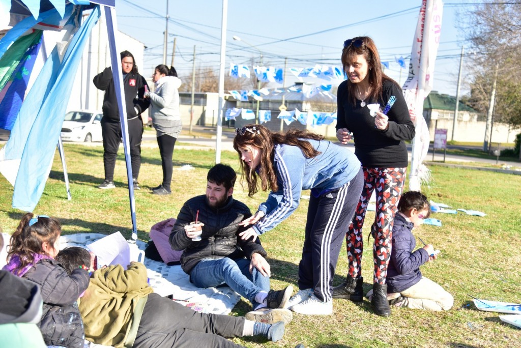 Soledad Alonsó celebró el Día de la Independencia con vecinos del Barrio Lubo