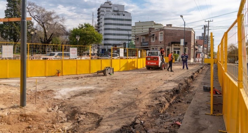 El Intendente supervisó el comienzo de la construcción de la plazoleta en Mitre y Belgrano 