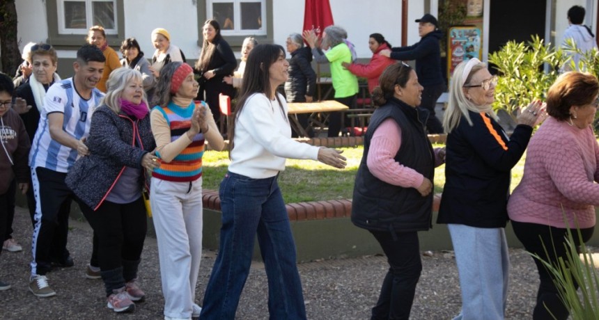 Elisa Abella acompañó a los adultos mayores y personas con discapacidad en la Colonia Municipal de Invierno