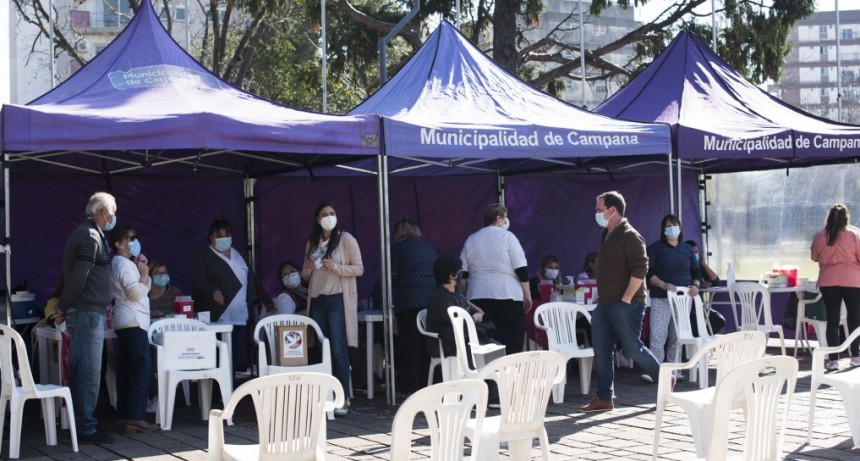 Una gran cantidad de vecinos se vacunó contra la gripe y la neumonía en la Plaza Eduardo Costa   
