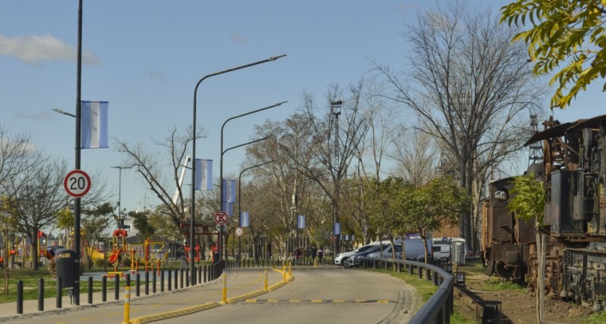 El Municipio continúa renovando las banderas argentinas en la vía pública