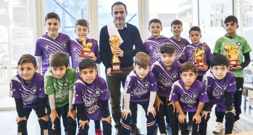 El intendente Abella recibió a los campeones del último Mundialito de Carmen de Areco