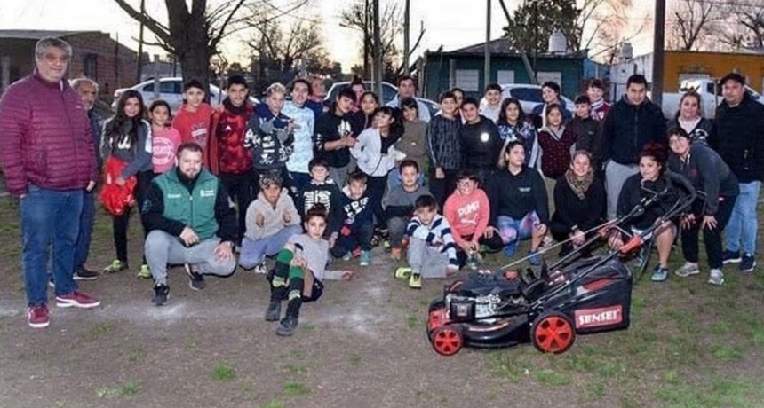 EL PJ CAMPANA DONÓ UNA CORTADORA DE CÉSPED AL CLUB ATLÉTICO SANTA LUCÍA