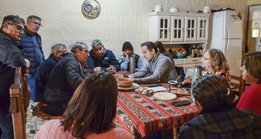 Abella se reunió con vecinos de Las Campanas y les anunció importantes obras para el barrio