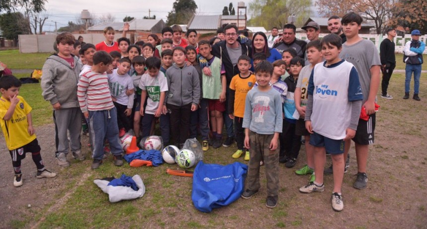 EL CLUB DE FÚTBOL DE LAS ACACIAS RECIBIÓ MATERIAL DEPORTIVO PARA PODER SEGUIR CRECIENDO