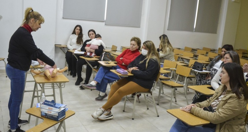 Familiares y cuidadores de niños participaron de un curso de RCP neonatal y pediátrico