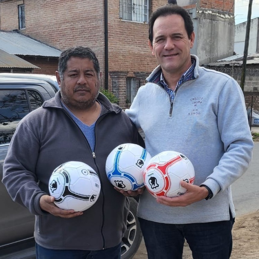 Octavio Lagar donó balones de Fútbol Profesional al Club Atlético Barrio Lubo