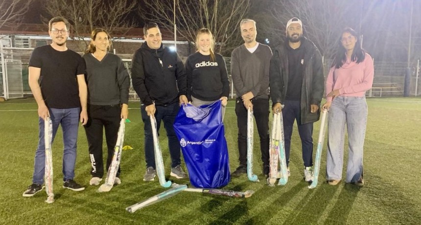 EL EQUIPO DE HOCKEY DEL CLUB CIUDAD RECIBIÓ UN IMPORTANTE KIT CON MATERIAL DEPORTIVO 