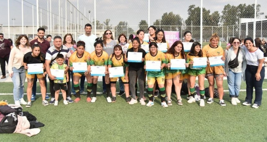 Alonso acompañó a jugadoras de Campana en el comienzo del Torneo 