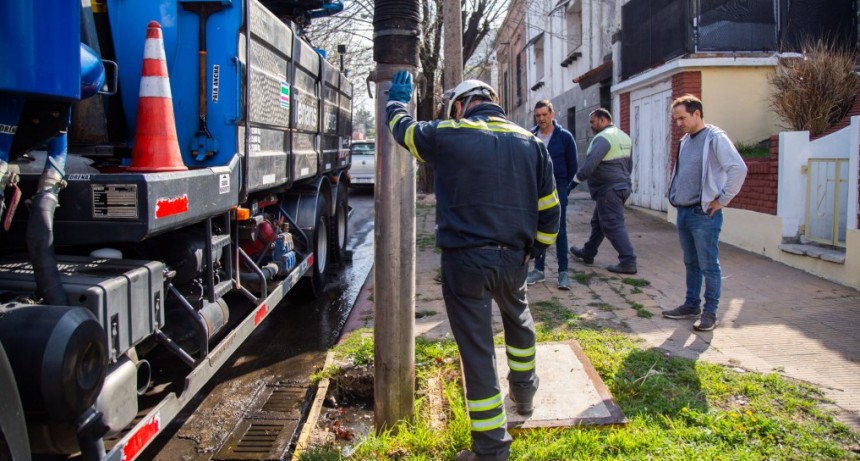 Continúan los operativos de limpieza y desobstrucción de los desagües del casco urbano